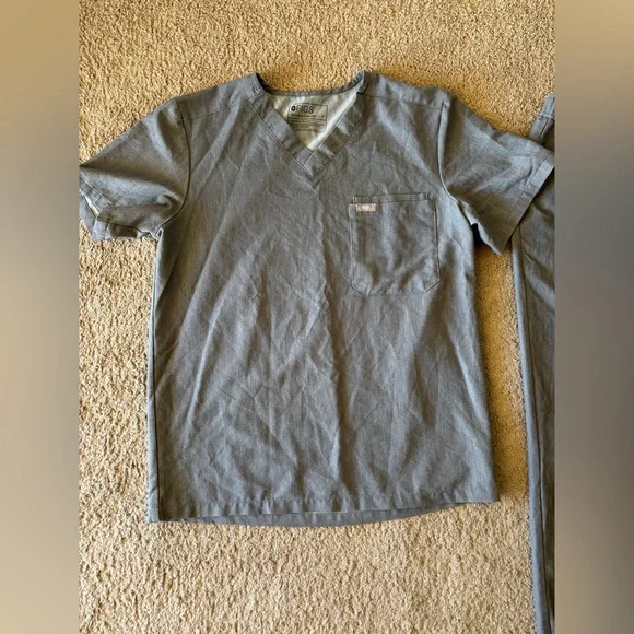 Women’s FIGS Technical Collection Set V-Neck Top W/Zamora Joggers - Picture 2 of 6